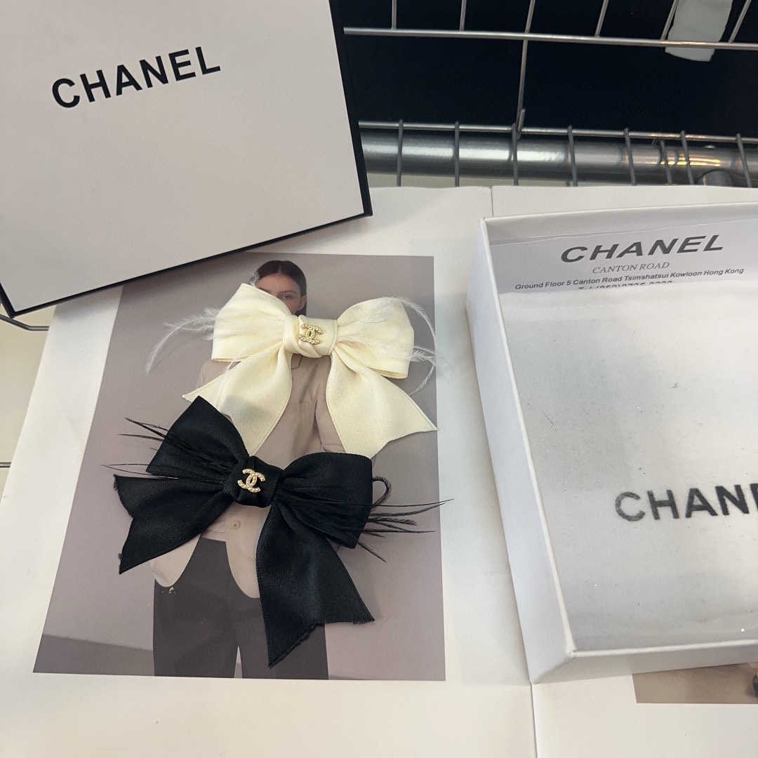 NO:284155,P with packaging box Chanel's latest small fragrant duckbill clip, super beautiful!  A very famous lady style, a must-have for a little fairy... Hairpins, hairpins, chanel, chanel, hairpins19860909P 配包装盒 Chanel (香奈儿)最新款小香鸭嘴夹,超级好看！名媛范儿十足,小仙女必备…发夹,发夹,chanel,chanel,hairpins,accessory