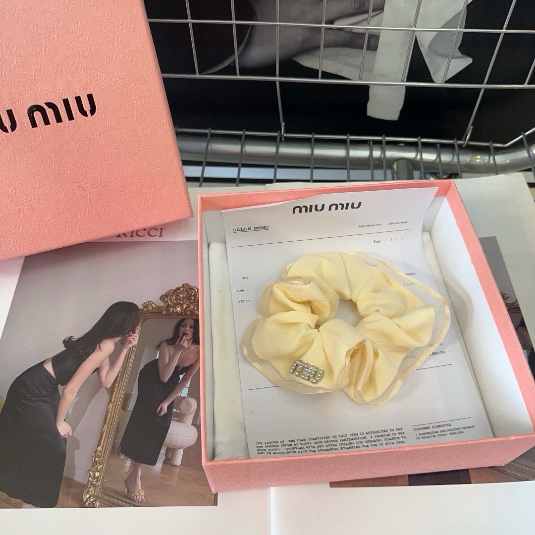 miumiu新款字母发圈简单优雅实用百搭值得入手！黑米两色