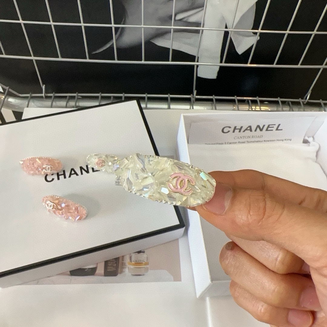 一对Chanel香奈儿最新小香爆款重手工钻石边夹刘海夹绝美的一款！小仙女必备