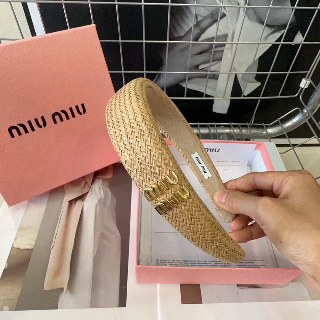 miumiu新款字母发箍简单优雅实用百搭值得入手！