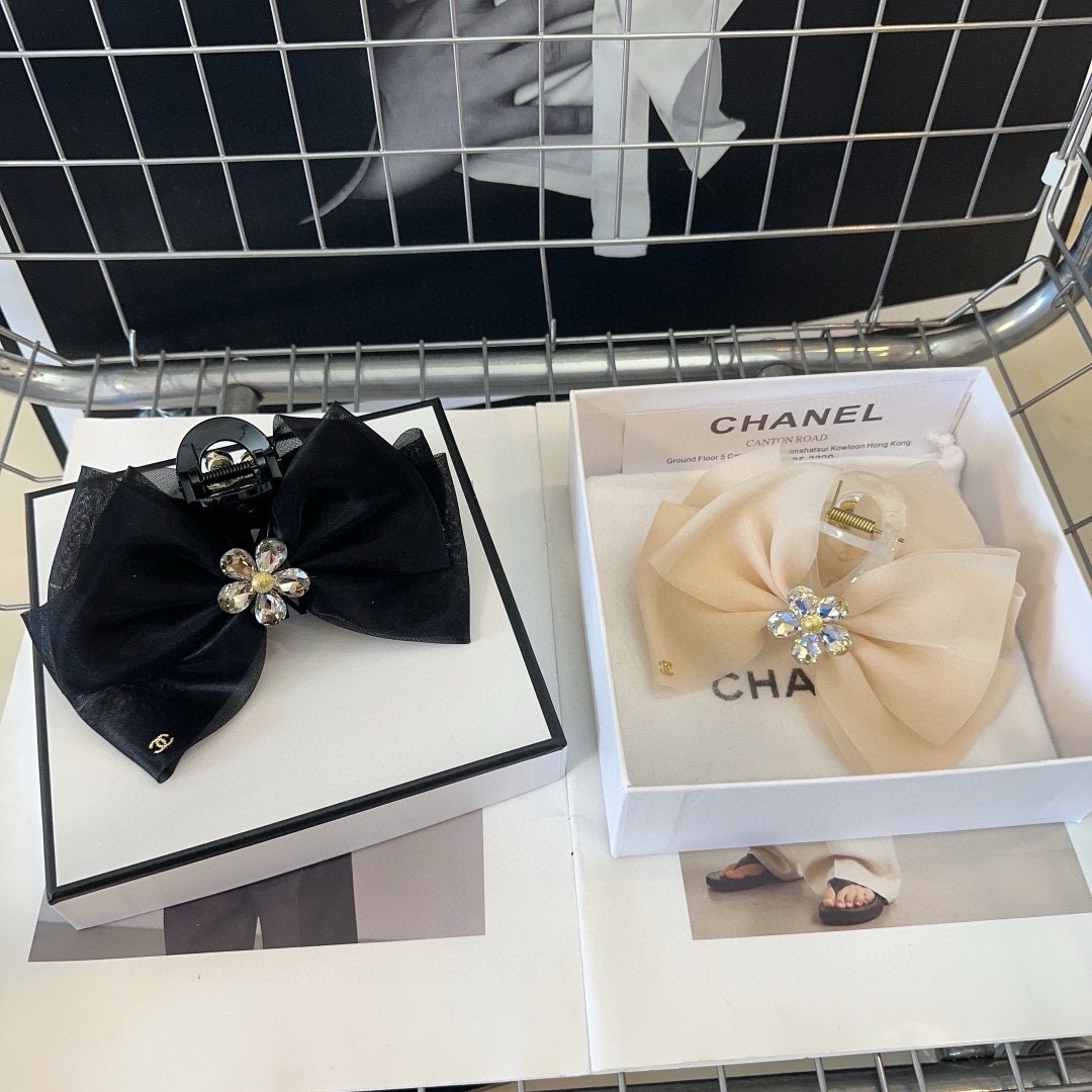 NO:284351,P with packaging box Chanel's latest small fragrance clip, super beautiful!  A very famous lady style, a must-have for a little fairy... Hairpins, hairpins, chanel, chanel, hairpins19860909P 配包装盒 Chanel (香奈儿)最新款小香抓夹,超级好看！名媛范儿十足,小仙女必备…发夹,发夹,chanel,chanel,hairpins,accessory