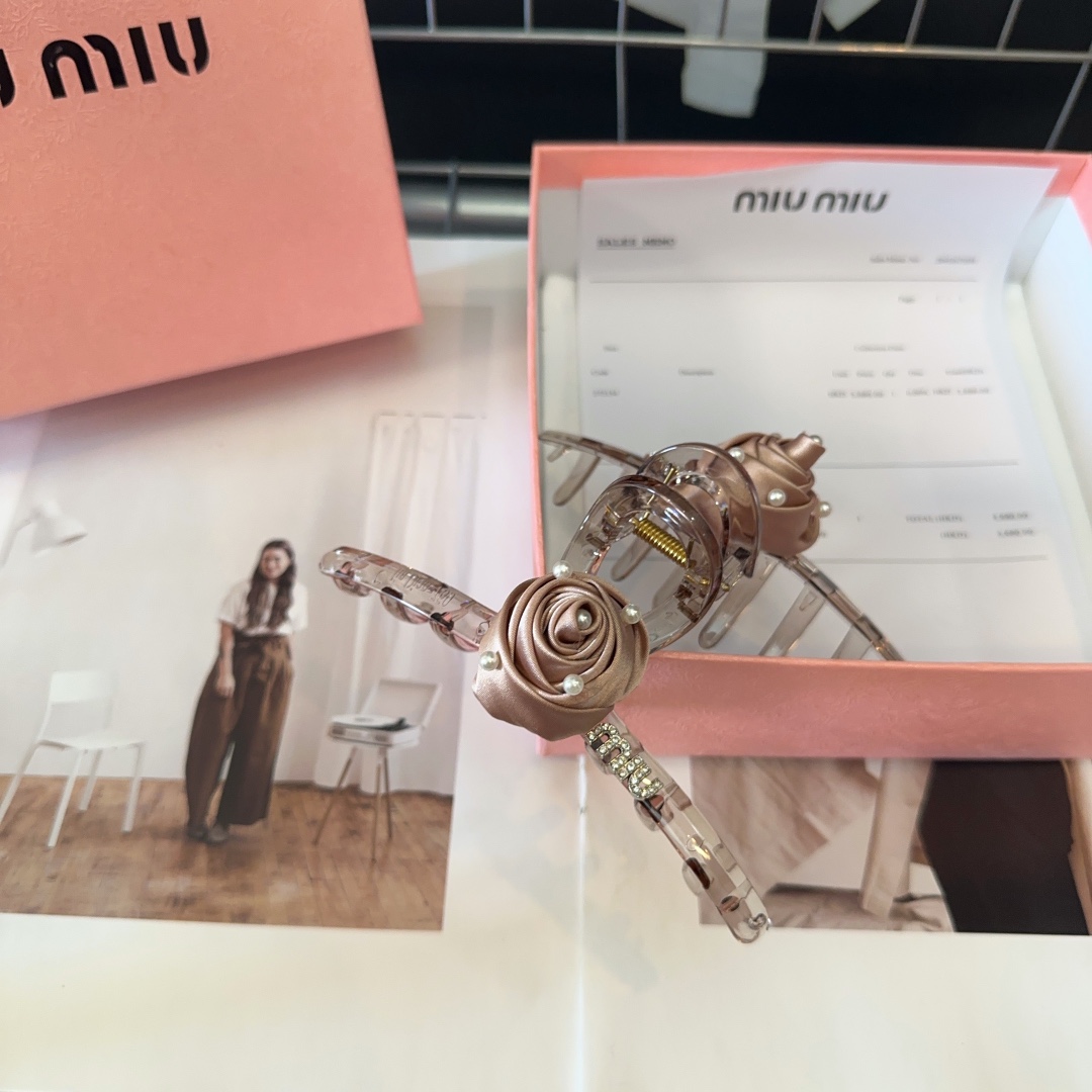 miumiu新款玫瑰花抓夹简单优雅实用百搭值得入手！