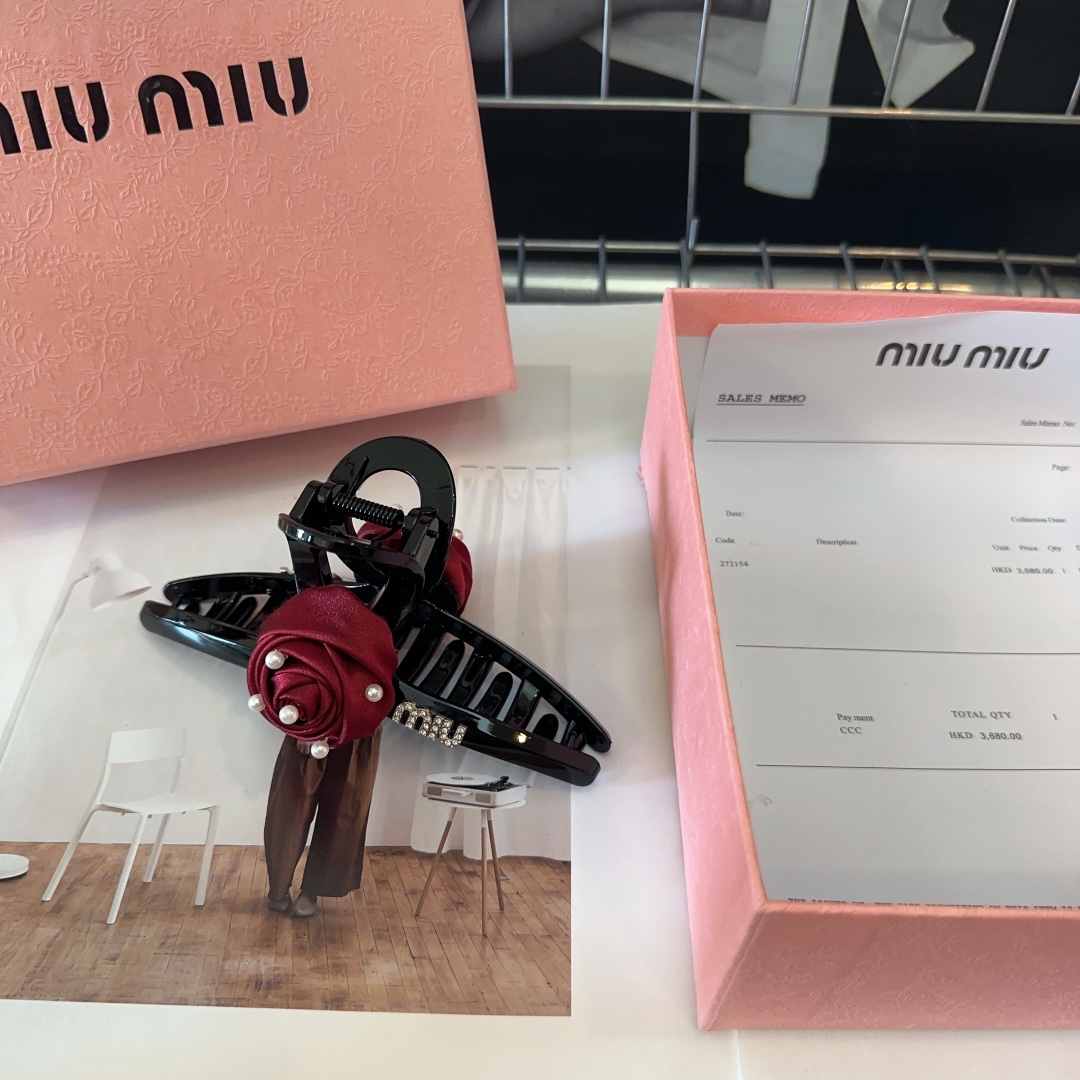 miumiu新款玫瑰花抓夹简单优雅实用百搭值得入手！