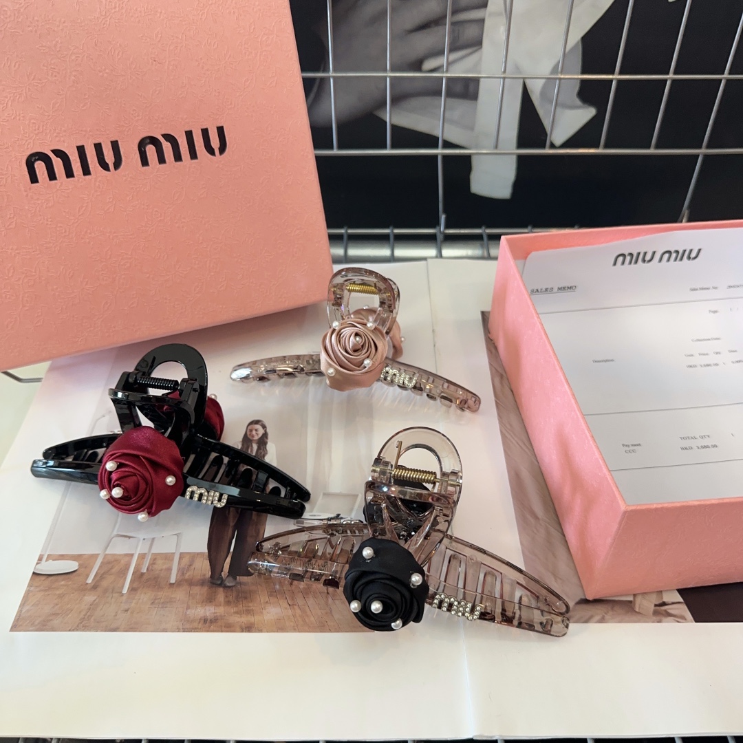 miumiu新款玫瑰花抓夹简单优雅实用百搭值得入手！