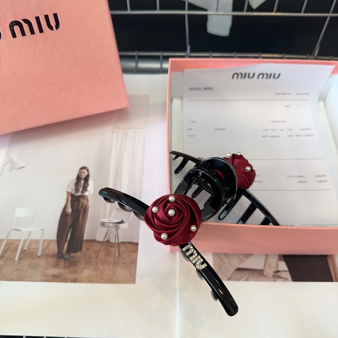 miumiu新款玫瑰花抓夹简单优雅实用百搭值得入手！