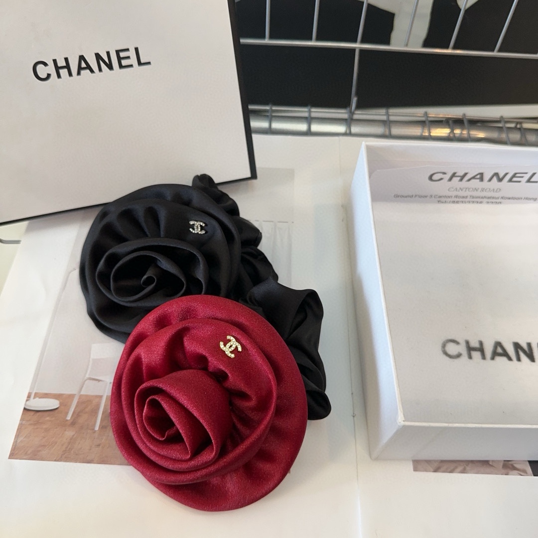 NO:284356,P with packaging box Chanel (Chanel) latest small fragrance rose hair ring, super beautiful!  A very famous lady style, a must-have for a little fairy... Hairpins, hairpins, chanel, chanel, hairpins19860909P 配包装盒 Chanel (香奈儿)最新款小香爆款玫瑰花发圈,超级好看！名媛范儿十足,小仙女必备…发夹,发夹,chanel,chanel,hairpins,accessory