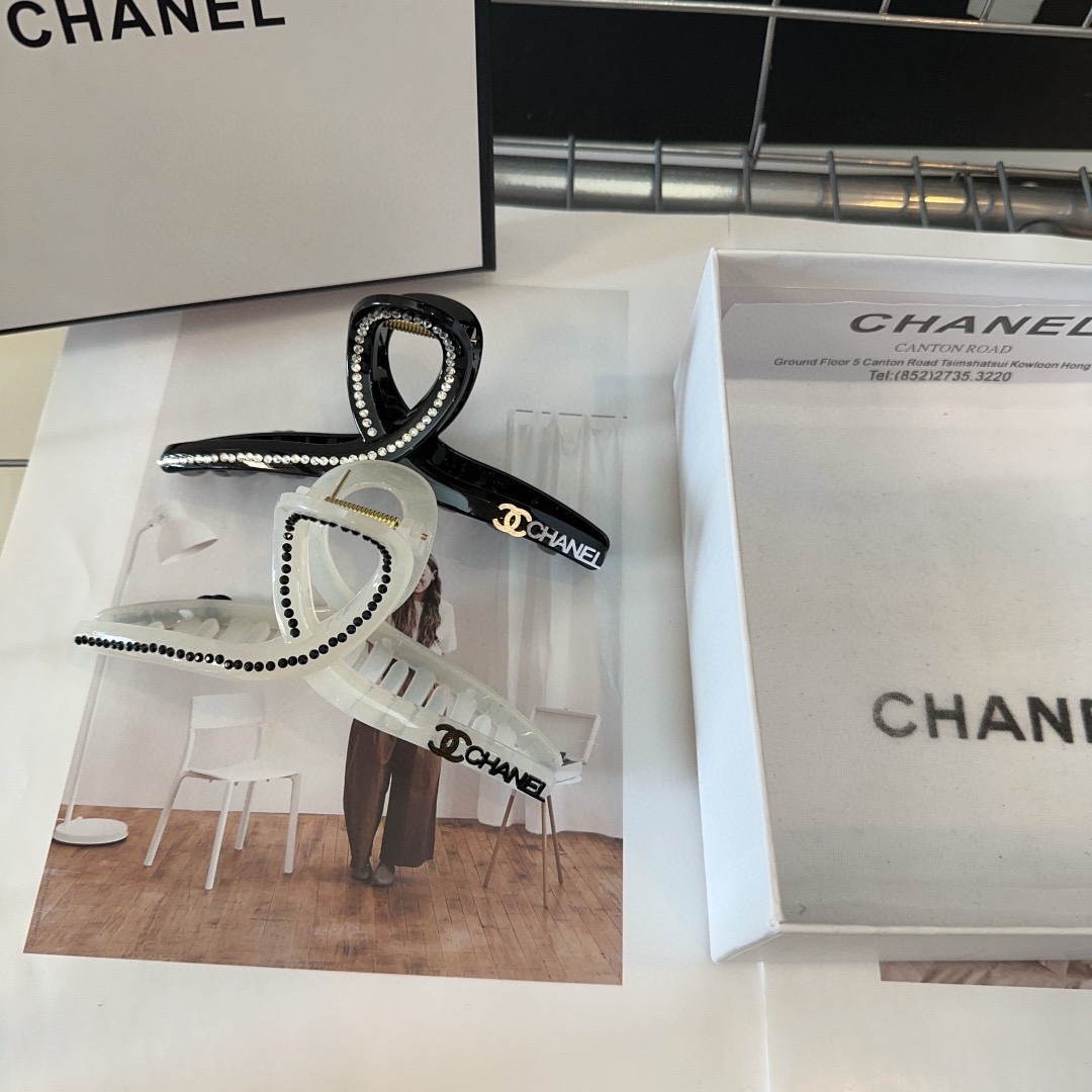 NO:284360,P with packaging box Chanel's latest small fragrance clip, super beautiful!  A very famous lady style, a must-have for a little fairy... Hairpins, hairpins, chanel, chanel, hairpins19860909P 配包装盒 Chanel (香奈儿)最新款小香抓夹,超级好看！名媛范儿十足,小仙女必备…发夹,发夹,chanel,chanel,hairpins,accessory