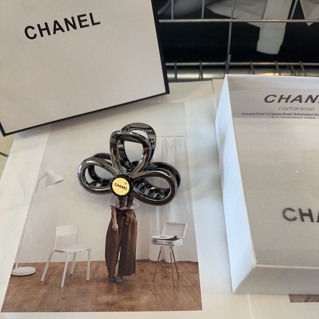 NO:284363,P with packaging box Chanel's latest small fragrance clip, super beautiful!  Simple and practical, fashionable and versatile!  A must-have for fairies…hairpins, hairpins, chanel, chanel, hairpins19860909P 配包装盒 Chanel (香奈儿)最新款小香抓夹,超级好看！简单实用,时尚百搭！小仙女必备…发夹,发夹,chanel,chanel,hairpins,accessory