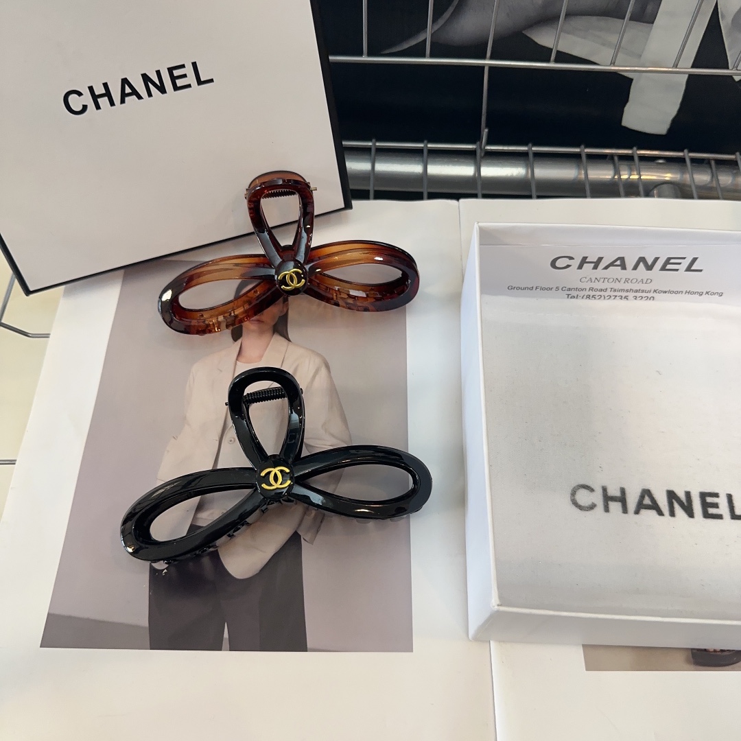 NO:284159,P with packaging box Chanel's latest small fragrance clip, super beautiful!  A very famous lady style, a must-have for a little fairy... Hairpins, hairpins, chanel, chanel, hairpins19860909P 配包装盒 Chanel (香奈儿)最新款小香抓夹,超级好看！名媛范儿十足,小仙女必备…发夹,发夹,chanel,chanel,hairpins,accessory