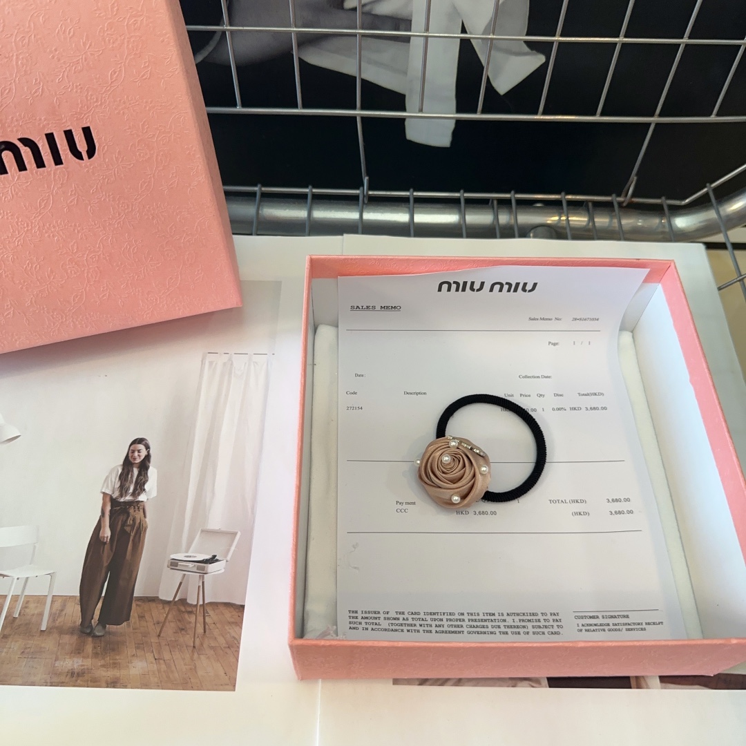 miumiu新款字母玫瑰花发圈简单优雅实用百搭非常值得入手！