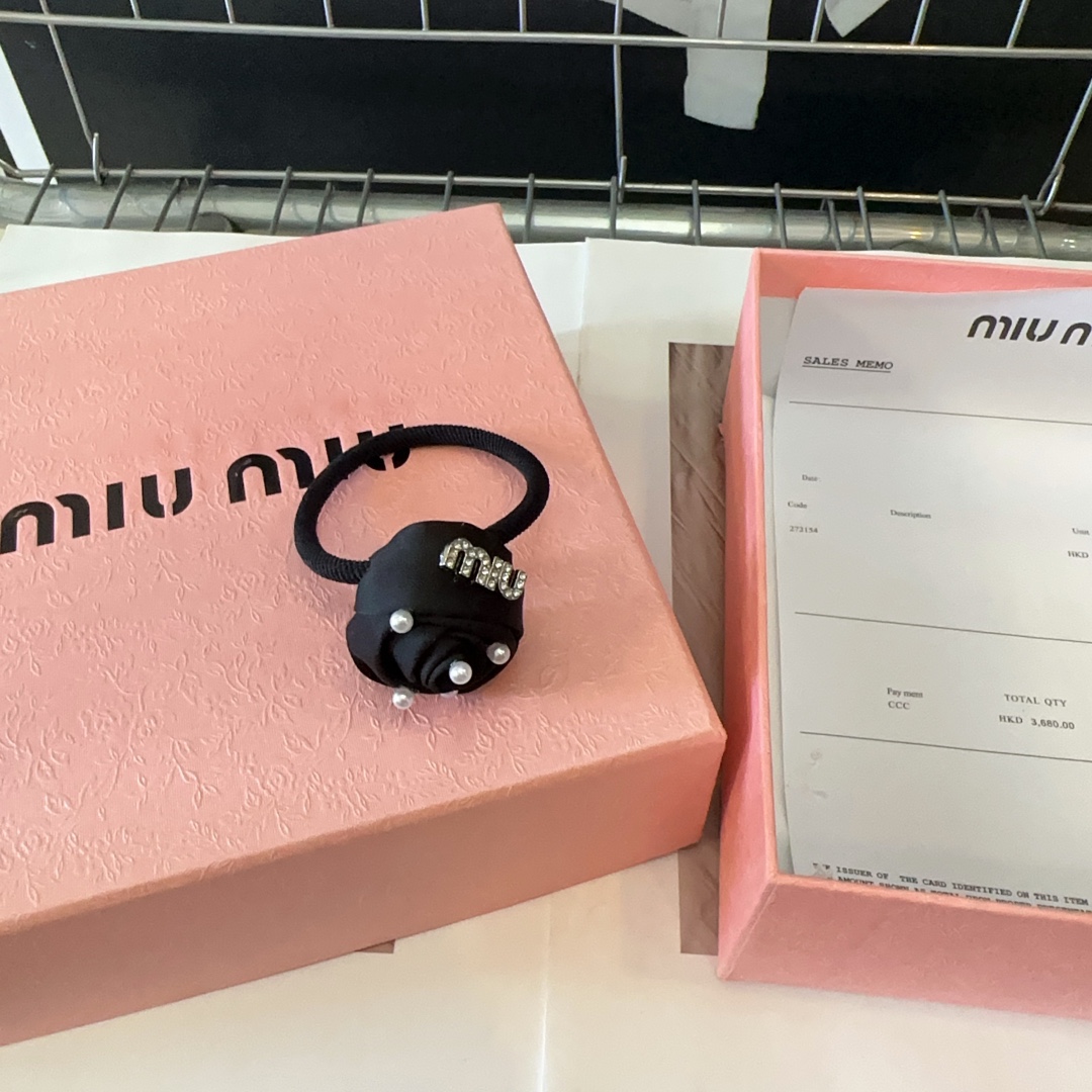 miumiu新款字母玫瑰花发圈简单优雅实用百搭非常值得入手！