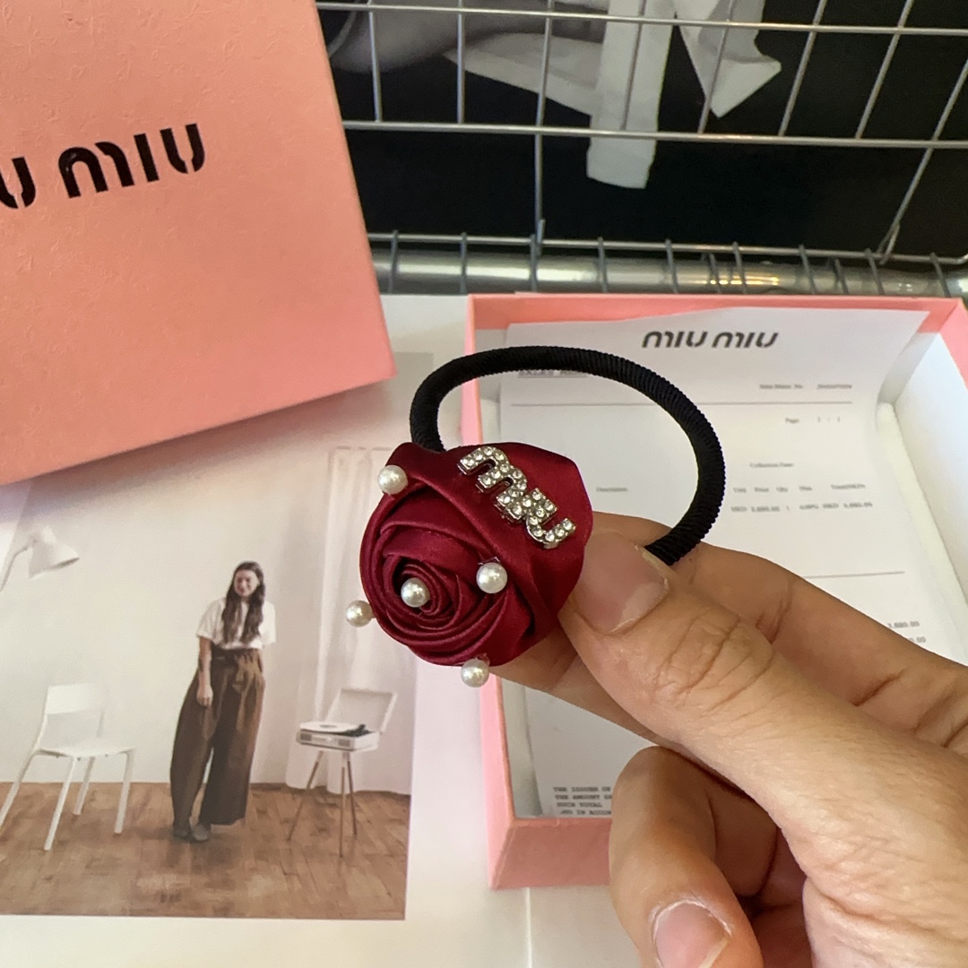 miumiu新款字母玫瑰花发圈简单优雅实用百搭非常值得入手！