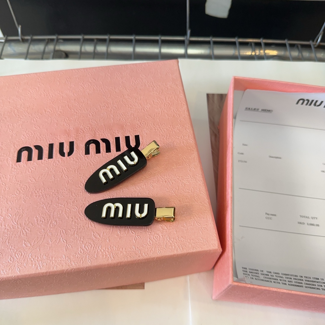 miumiu新款字母小边夹刘海夹简单优雅实用百搭值得入手