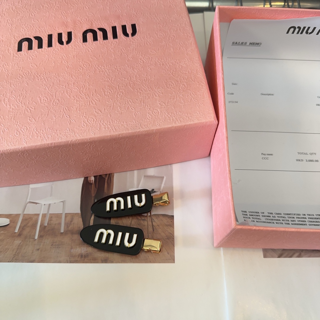 miumiu新款字母小边夹刘海夹简单优雅实用百搭值得入手