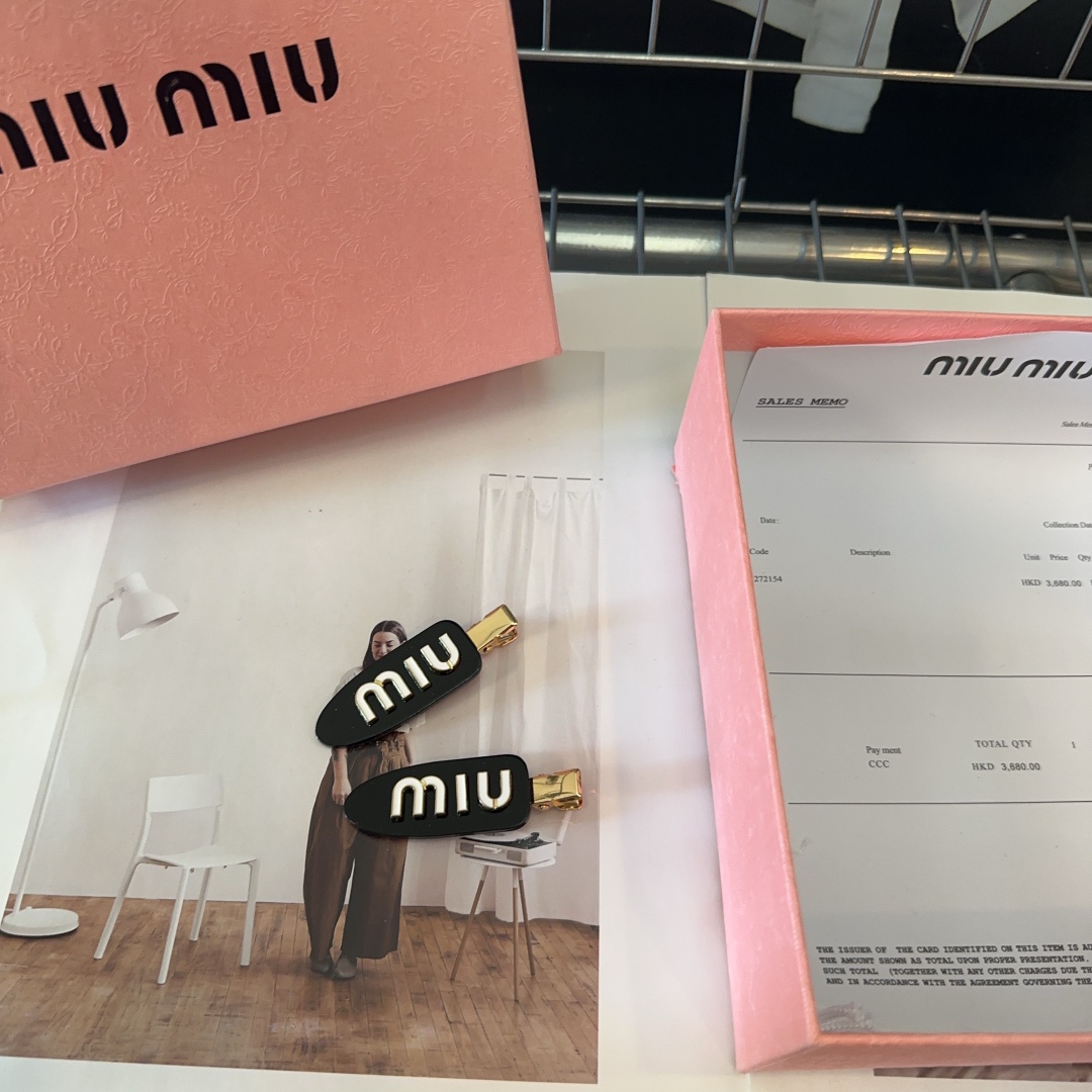 miumiu新款字母小边夹刘海夹简单优雅实用百搭值得入手