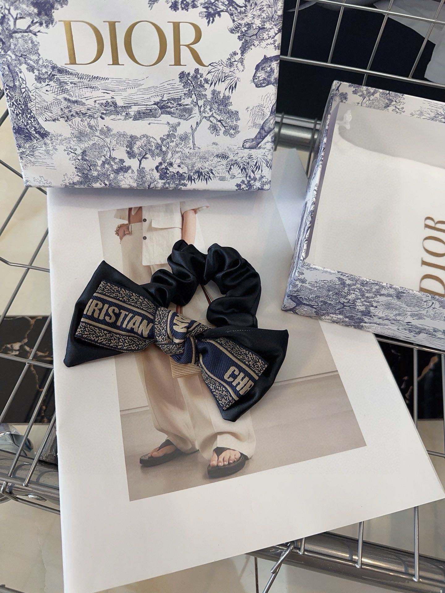 NO:284719,P packing box Dior new style D letter hair ring, retro personality, simple and versatile, fashion items must-have hairpins, hairpins, dior, dior, hairpins19860909P 配包装盒 Dior（迪奥）新款 D字母发圈,复古个性,简单又百搭,时尚单品 小姐姐必备发夹,发夹,dior,dior,hairpins,accessory