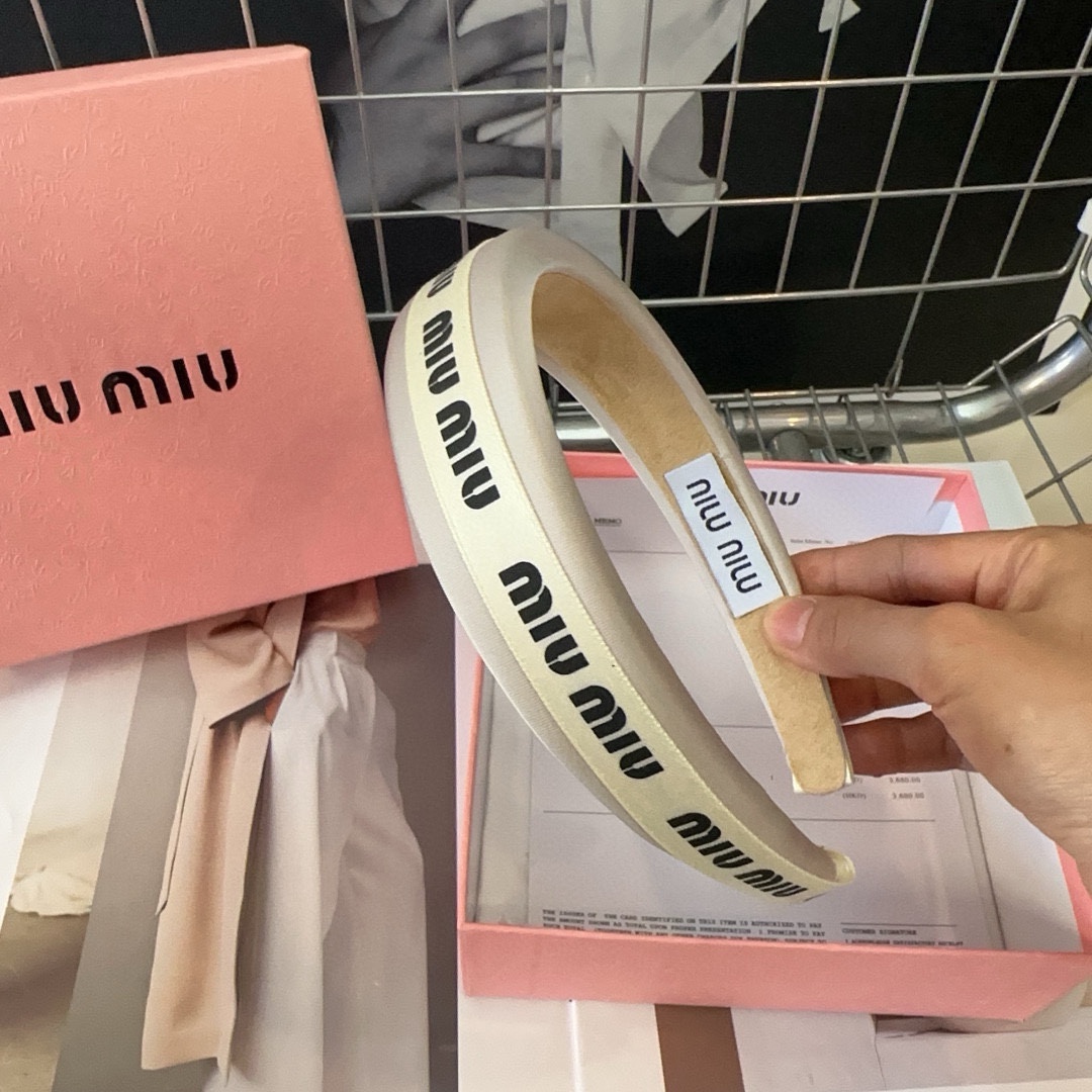 miumiu新款字母发箍简单优雅实用百搭值得入手！黑白两色