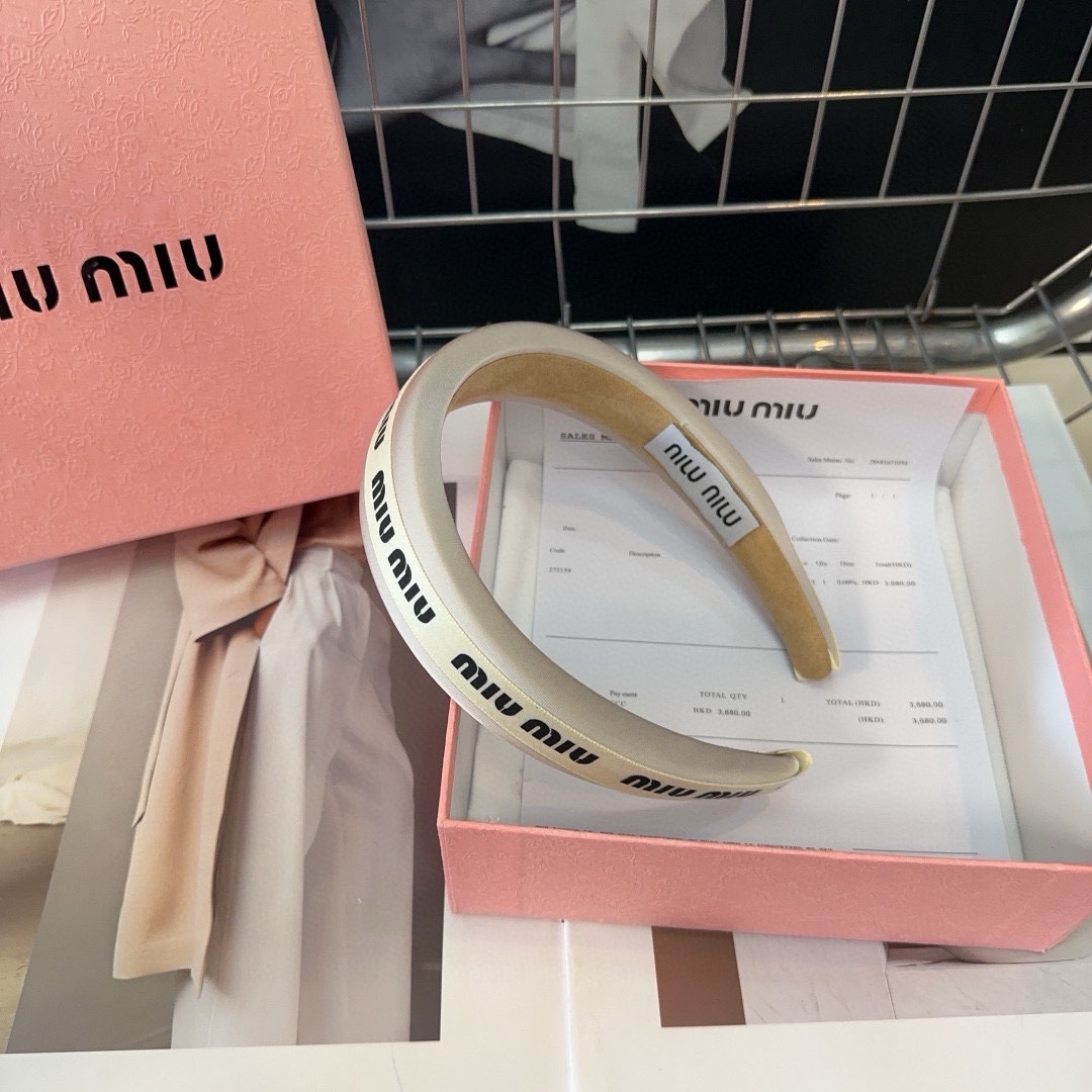 miumiu新款字母发箍简单优雅实用百搭值得入手！黑白两色