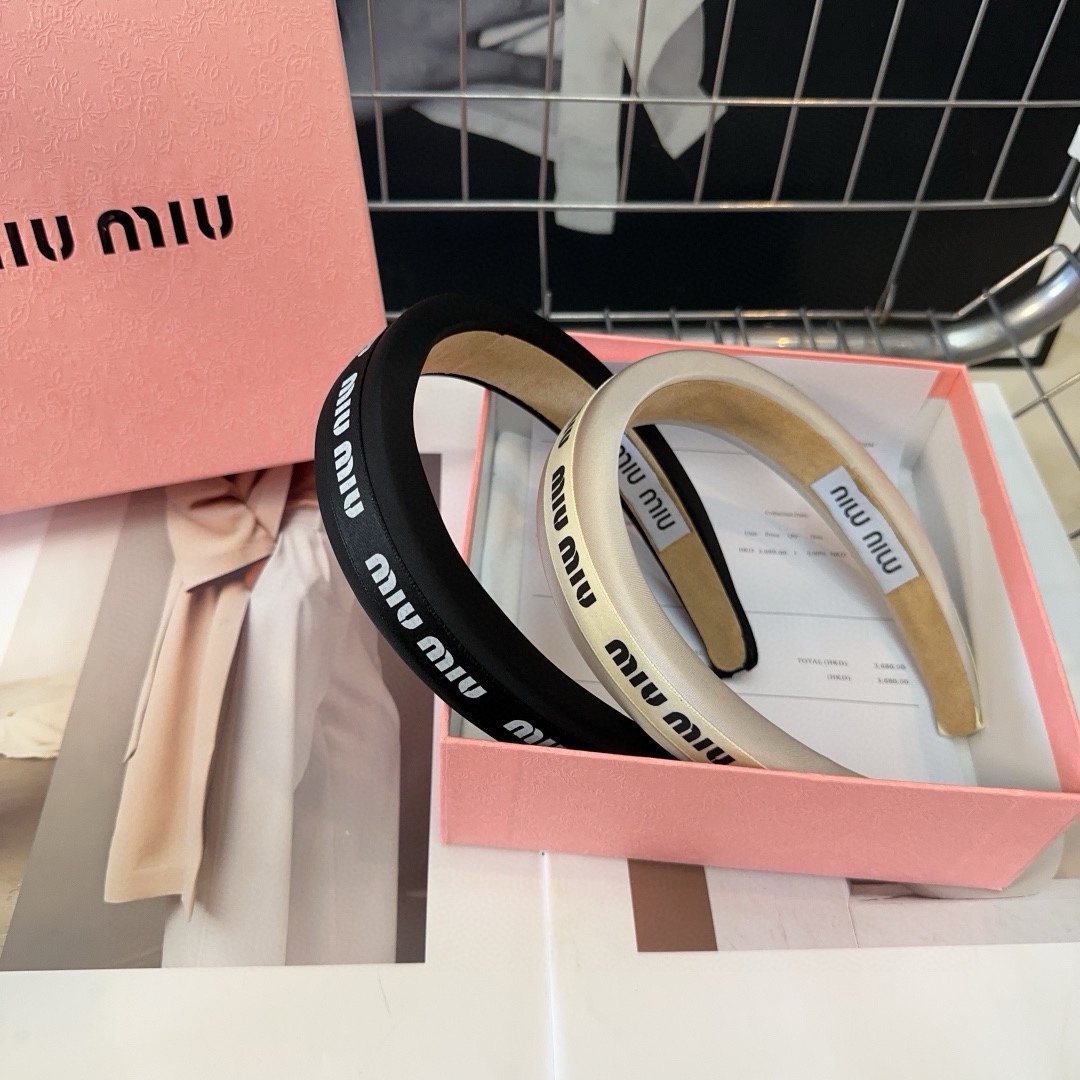 miumiu新款字母发箍简单优雅实用百搭值得入手！黑白两色