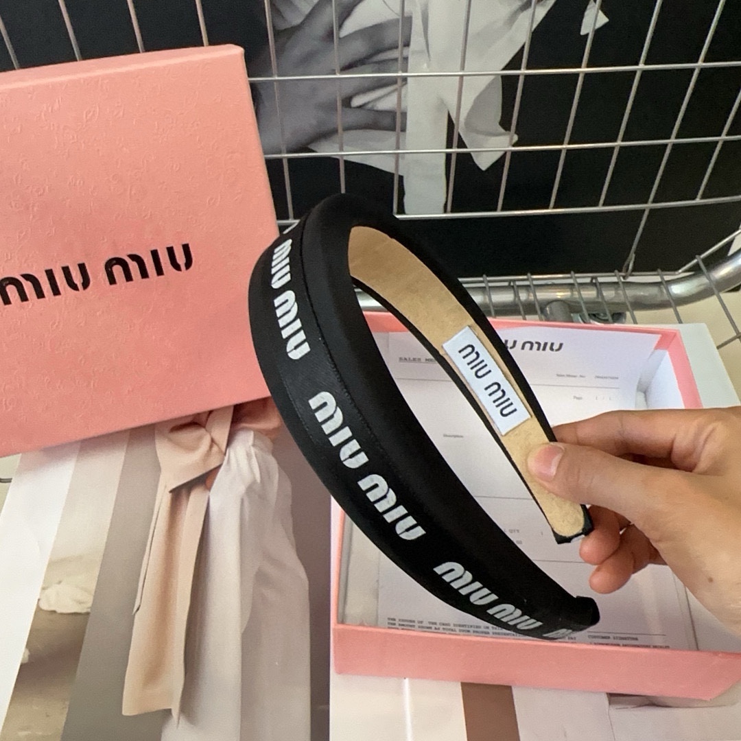 miumiu新款字母发箍简单优雅实用百搭值得入手！黑白两色