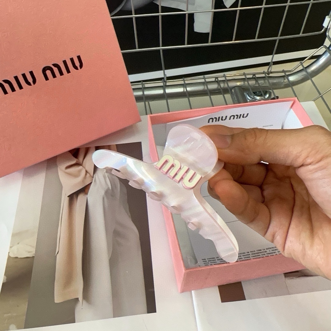 miumiu新款字母抓夹简单优雅实用百搭值得入手！手人必备