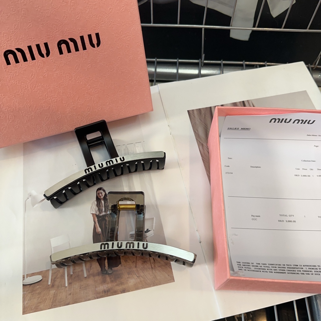 miumiu新款字母抓夹简单优雅实用百搭值得入手！