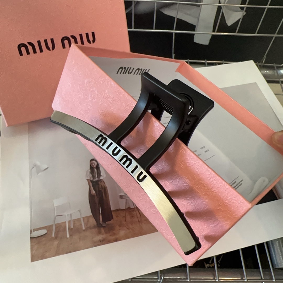 miumiu新款字母抓夹简单优雅实用百搭值得入手！