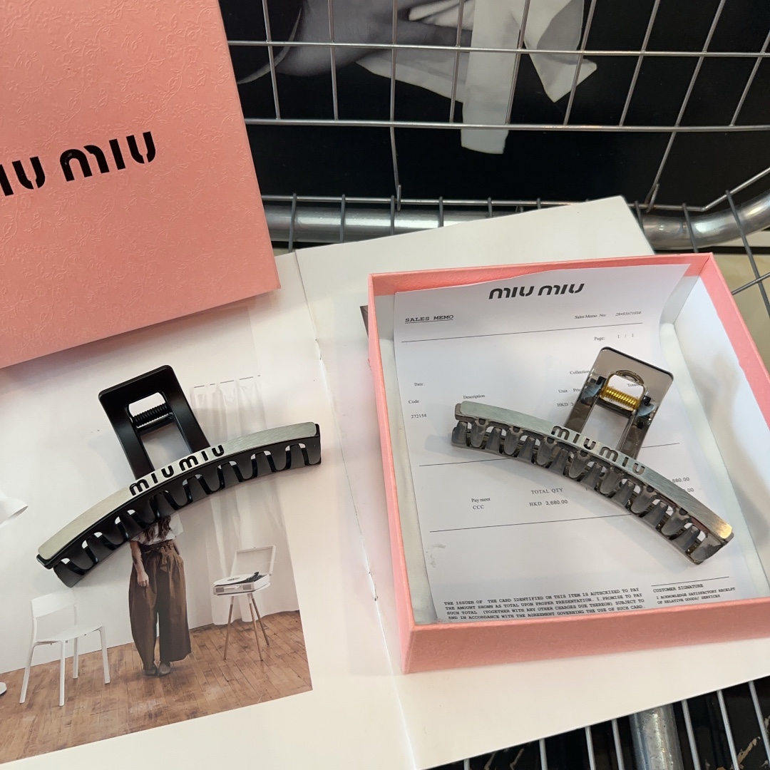 miumiu新款字母抓夹简单优雅实用百搭值得入手！