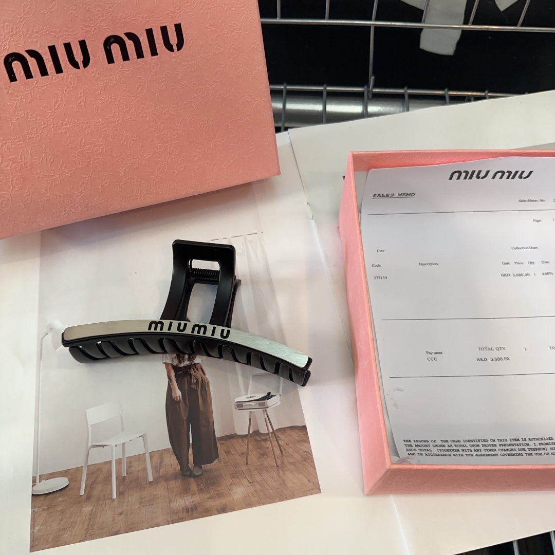 miumiu新款字母抓夹简单优雅实用百搭值得入手！