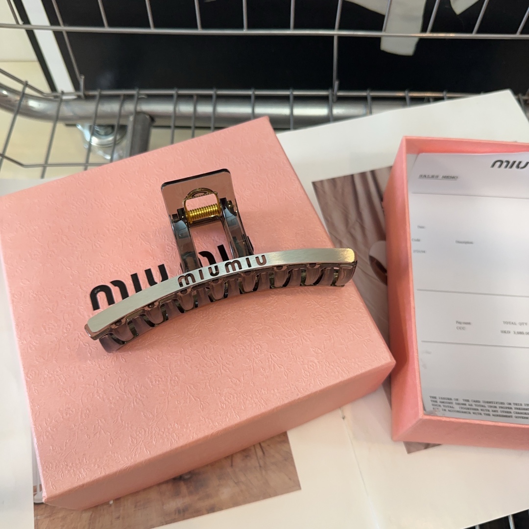 miumiu新款字母抓夹简单优雅实用百搭值得入手！