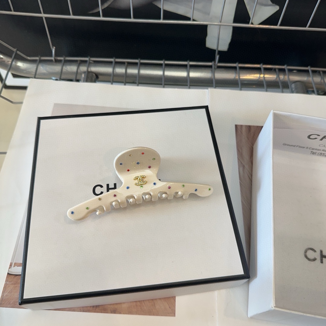 NO:284860,P with packaging box Chanel's latest small fragrance clip, super beautiful!  A very famous lady style, a must-have for a little fairy... Hairpins, hairpins, chanel, chanel, hairpins19860909P 配包装盒 Chanel (香奈儿)最新款小香抓夹,超级好看！名媛范儿十足,小仙女必备…发夹,发夹,chanel,chanel,hairpins,accessory