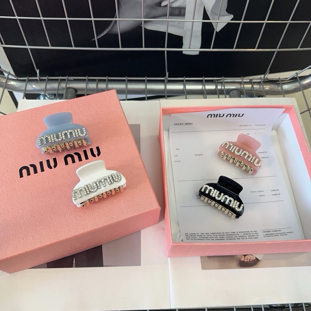 miumiu新款字母小抓夹网红爆款！简单优雅实用百搭值得入手！