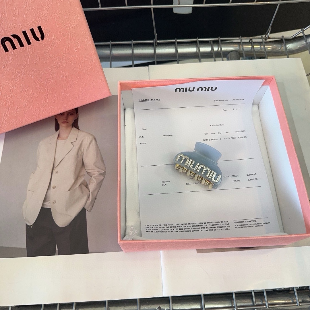 miumiu新款字母小抓夹网红爆款！简单优雅实用百搭值得入手！