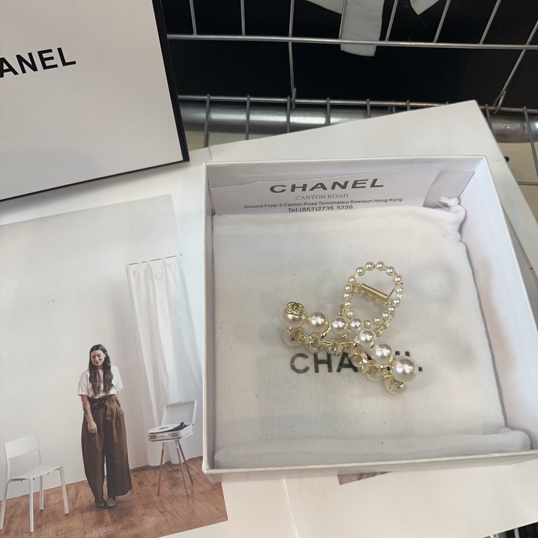 Chanel香奈儿最新小香爆款重工珍珠抓夹绝美的一款！小仙女必备