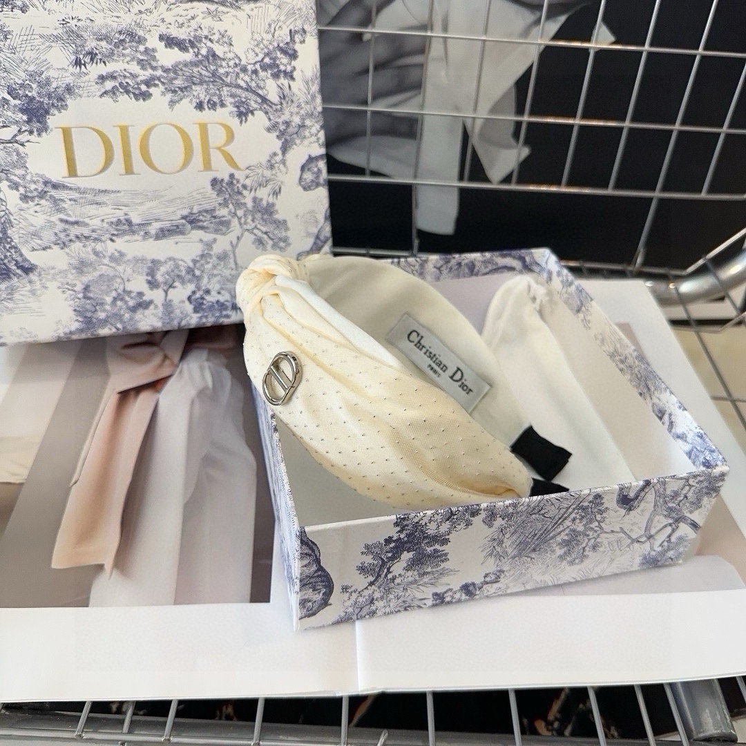 NO:284890,P packing box Dior (Dior) new D-home hairband. Simple and versatile, fashionable items. Must-have hairpins for young ladies, hairpins, dior, dior, dior, hairpins19860909P 配包装盒 Dior（迪奥）新款D家发箍.简单又百搭,时尚单品 小姐姐必备发夹,发夹,dior,dior,dior,hairpins,accessory