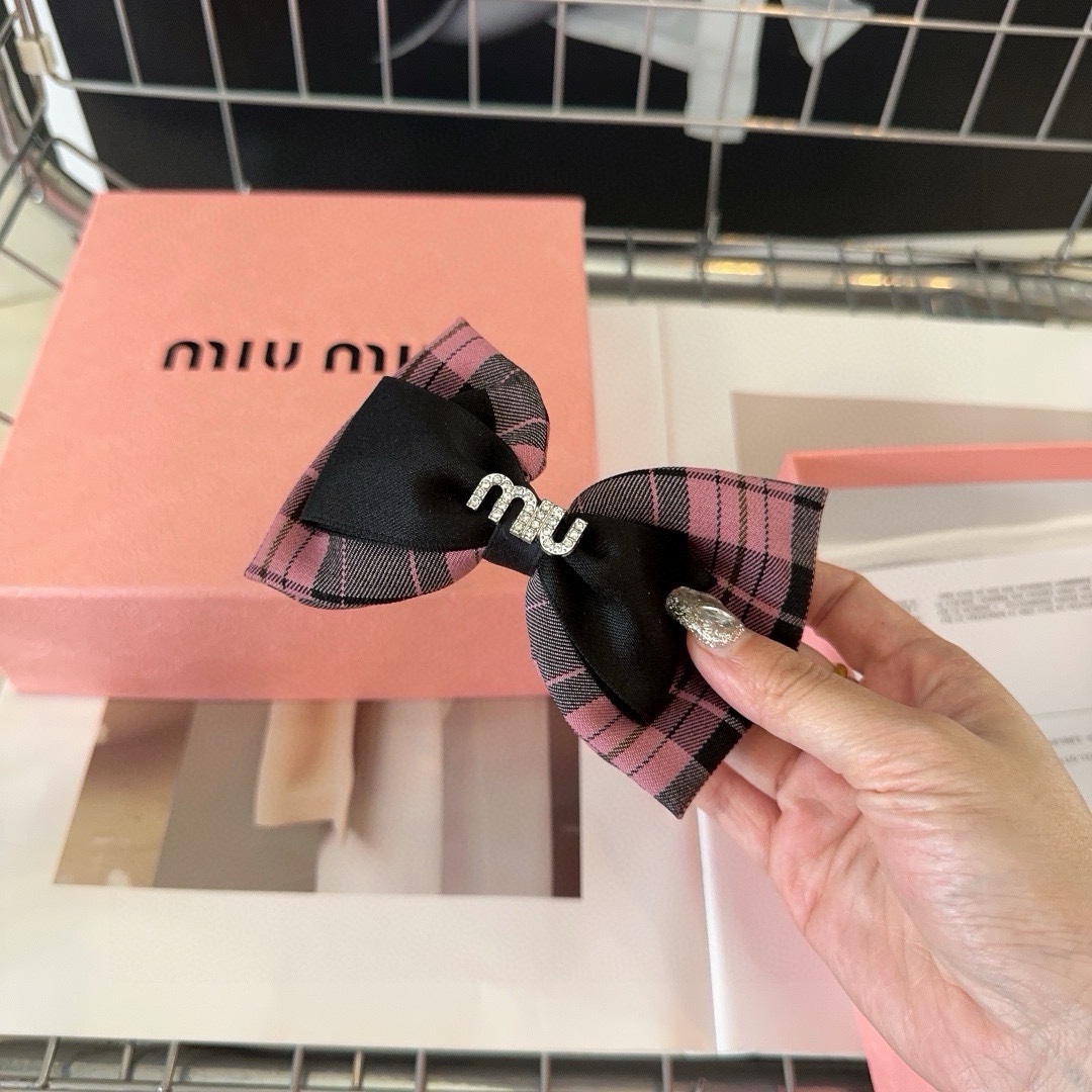 miumiu新款字母鸭嘴夹简单优雅实用百搭非常好看绝对值得入手！