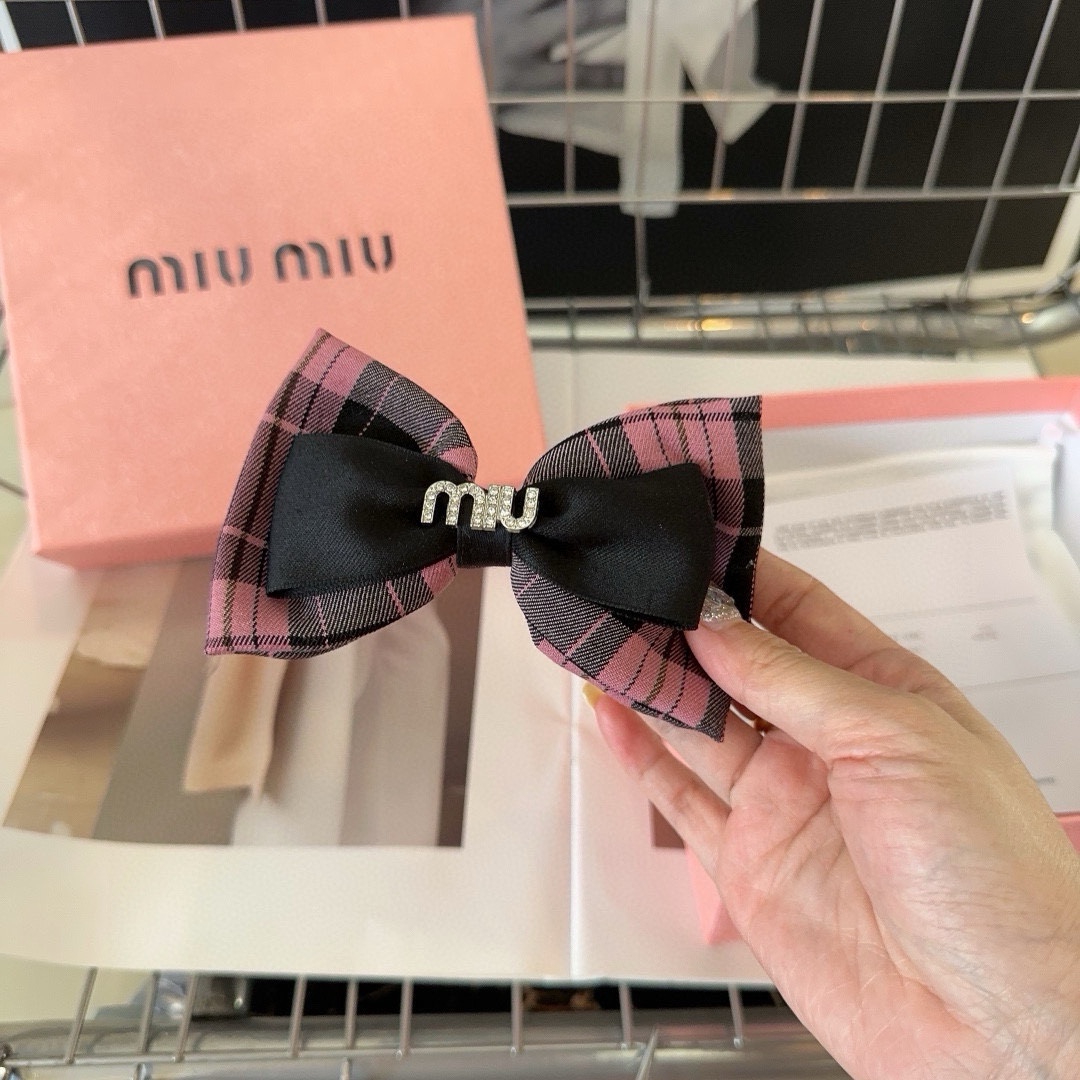 miumiu新款字母鸭嘴夹简单优雅实用百搭非常好看绝对值得入手！