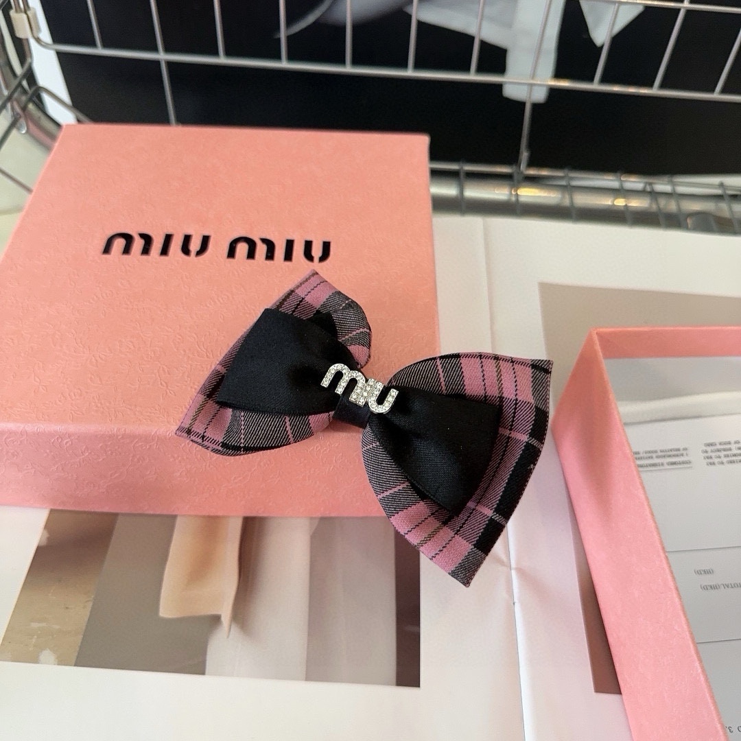 miumiu新款字母鸭嘴夹简单优雅实用百搭非常好看绝对值得入手！