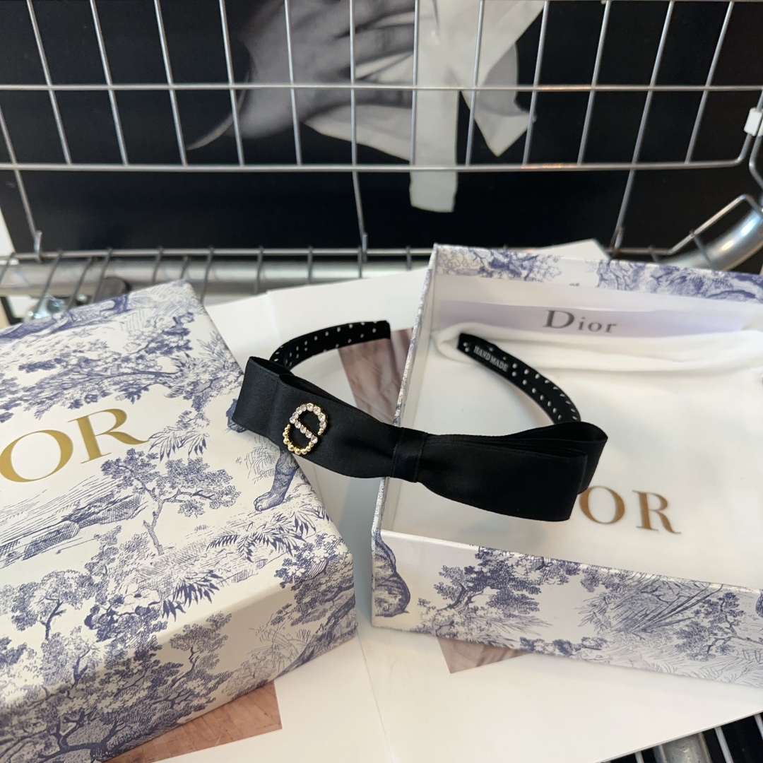 NO:284709,With packaging box Dior new polka dot headband, fashionable and versatile!  Simple and practical, super good looking!  A must-have hairpins, hairpins, dior, dior, hairpins19860909配包装盒 Dior（迪奥）新款波点发箍,时尚百搭！简单实用 超级好看！小姐姐必备发夹,发夹,dior,dior,hairpins,accessory