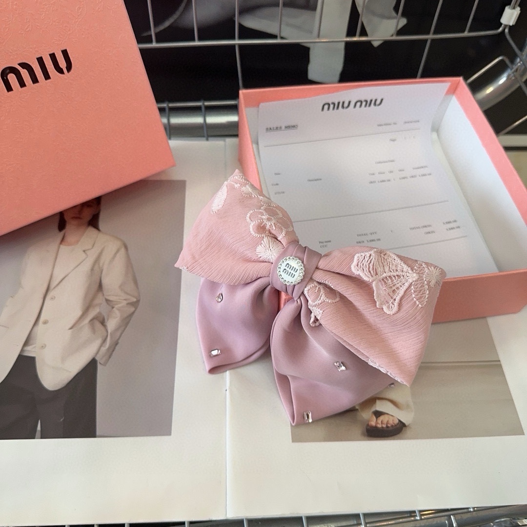 miumiu新款弹簧顶夹简单优雅实用百搭小仙女值得入手！