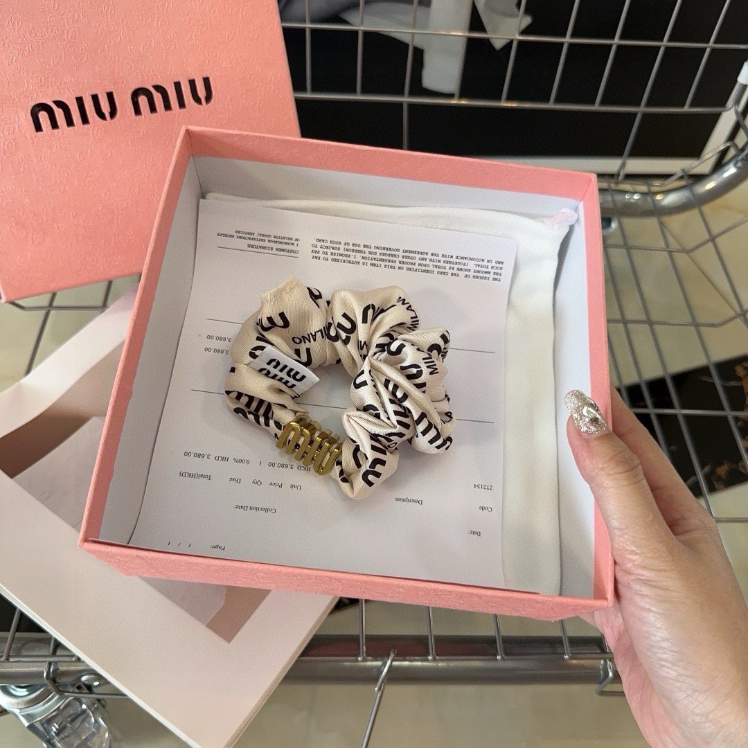 miumiu新款字母发圈简单优雅实用百搭值得入手！