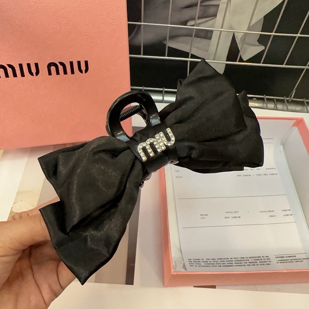 miumiu新款字母抓夹简单优雅实用百搭淑女范十足小仙女必备