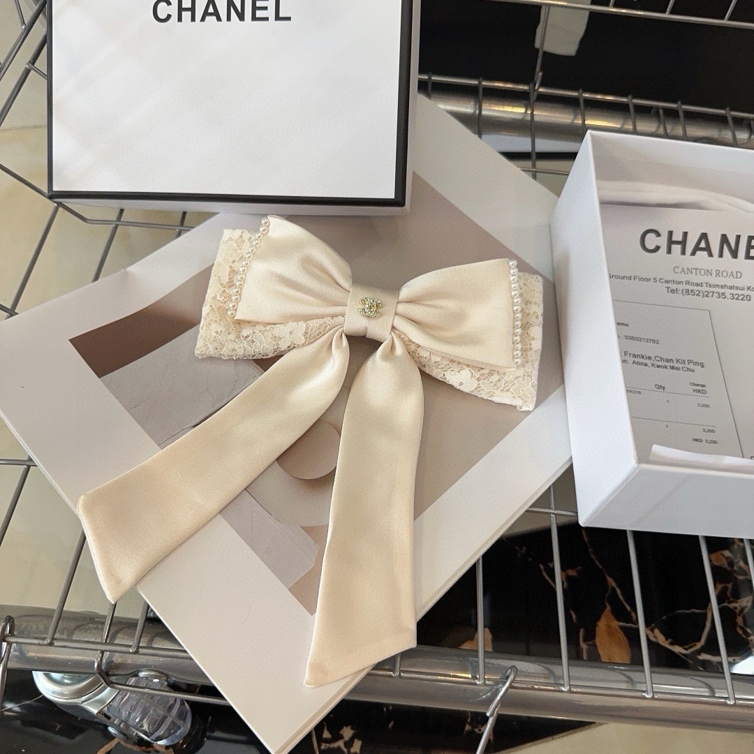 NO:285009,P with packaging box Chanel (Chanel) latest small-scent hot spring hairpin, super beautiful!  A very famous lady style, a must-have for a little fairy... Hairpins, hairpins, chanel, chanel, hairpins19860909P 配包装盒 Chanel (香奈儿)最新款小香爆款弹簧发夹,超级好看！名媛范儿十足,小仙女必备…发夹,发夹,chanel,chanel,hairpins,accessory