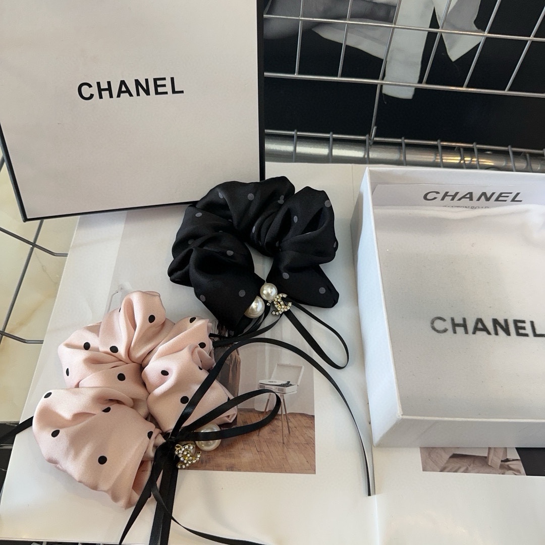 NO:285021,P with packaging box Chanel's latest small fragrance hair ring, super beautiful!  A very famous lady style, a must-have for a little fairy... Hairpins, hairpins, chanel, chanel, hairpins19860909P 配包装盒 Chanel (香奈儿)最新款小香发圈,超级好看！名媛范儿十足,小仙女必备…发夹,发夹,chanel,chanel,hairpins,accessory