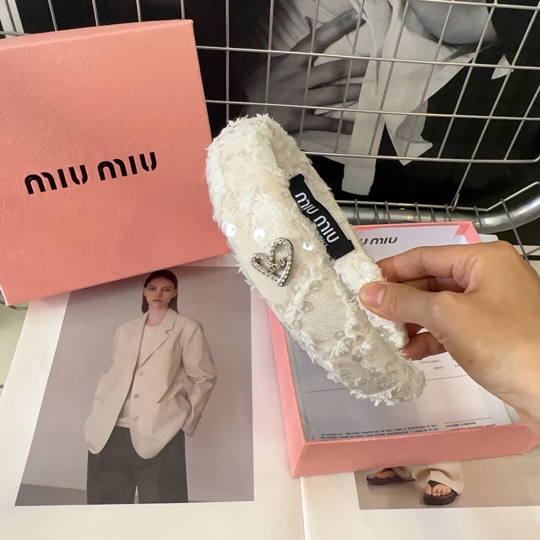 miumiu新款字母发箍简单优雅实用百搭值得入手！