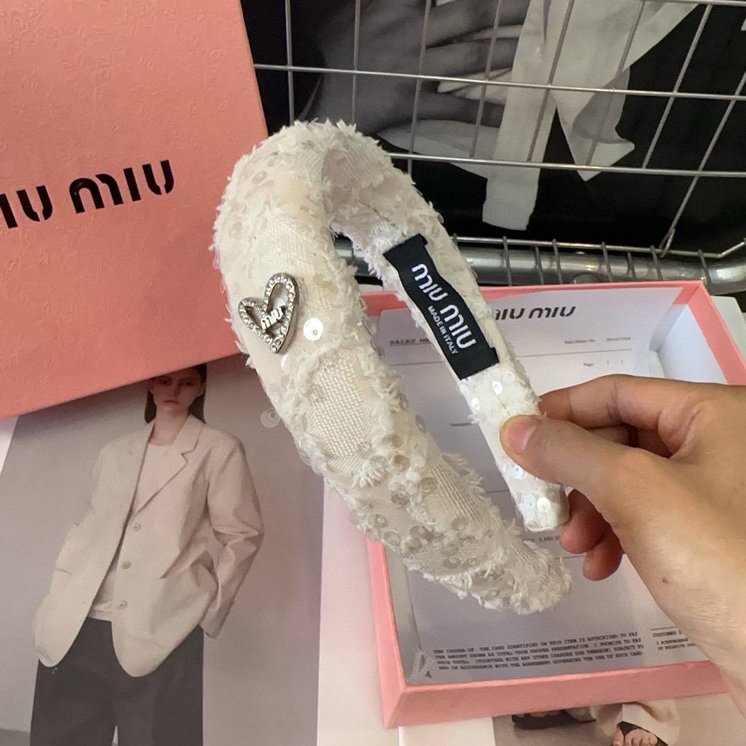 miumiu新款字母发箍简单优雅实用百搭值得入手！