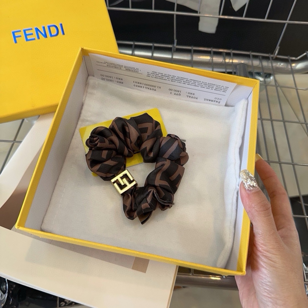 FENDI芬迪新款F发圈复古气质美简约百搭面料超级舒服！小姐姐闭眼入