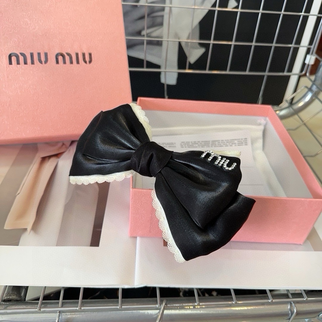 miumiu新款弹簧顶夹简单优雅名媛范十足非常值得入手！