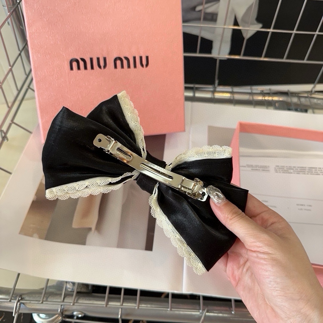 miumiu新款弹簧顶夹简单优雅名媛范十足非常值得入手！