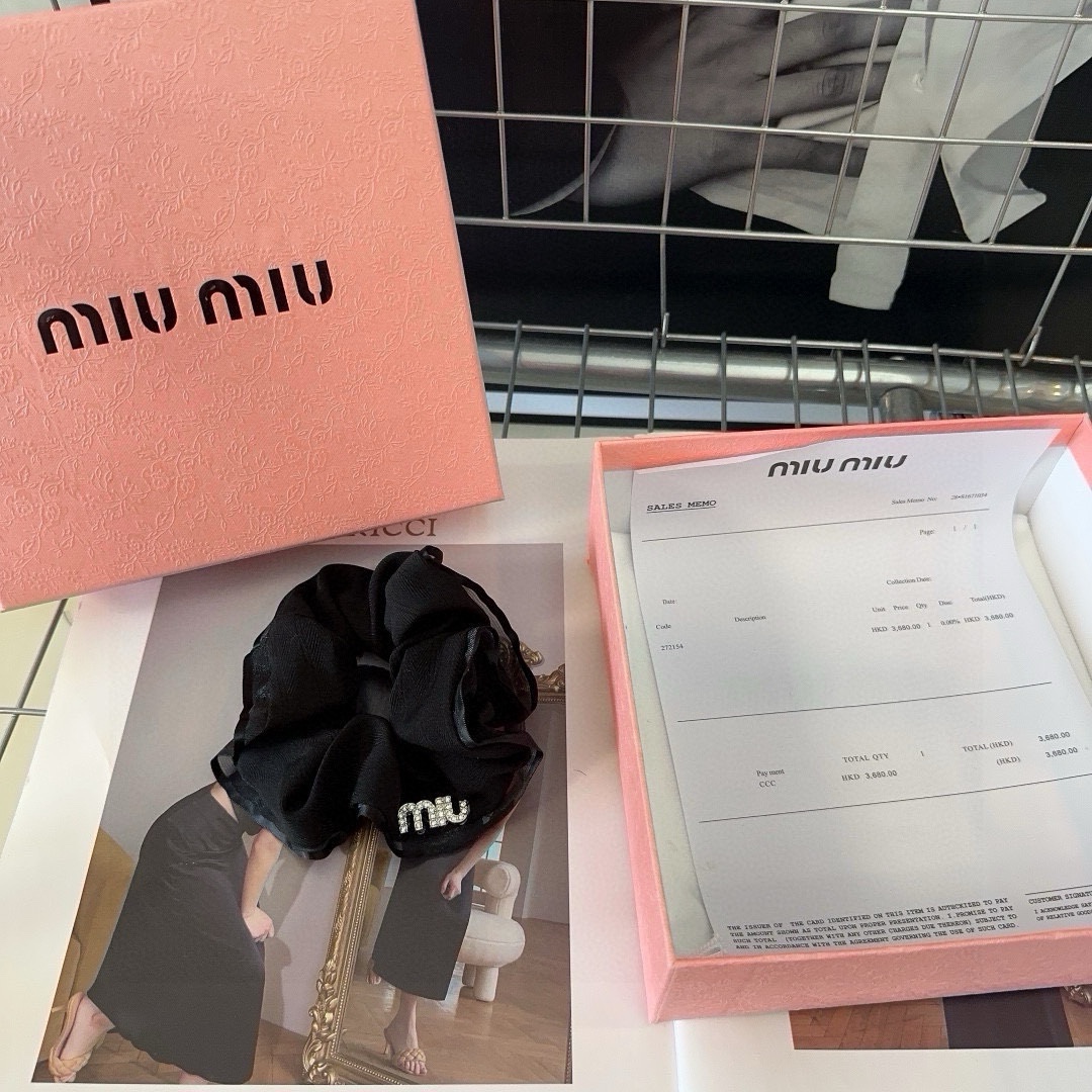 miumiu新款字母发圈简单优雅实用百搭值得入手！黑米两色